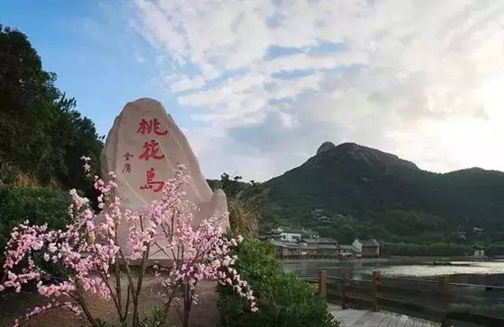 形成了射雕影视城,大佛岩,桃花峪,塔湾金沙,悬鹁鸪岛,安期峰这6大景区