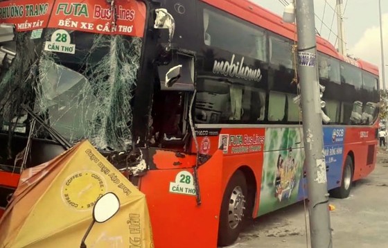 Xe khách Phương Trang đâm thẳng vào quán cơm ảnh 1