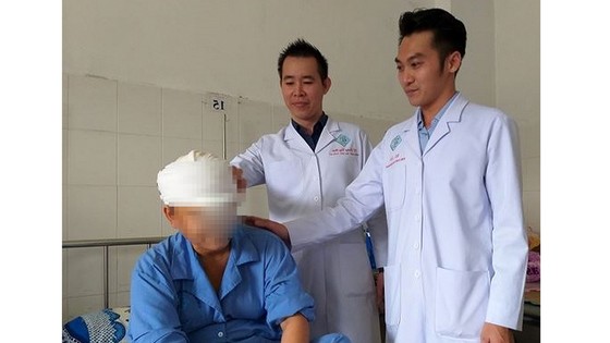 Tóc quấn vào máy xay xát gạo, người phụ nữ mất toàn bộ da đầu ảnh 1