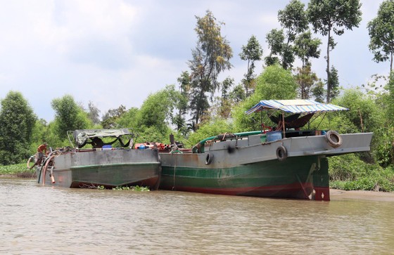 Bắt 2 đối tượng khai thác cát trái phép ảnh 1
