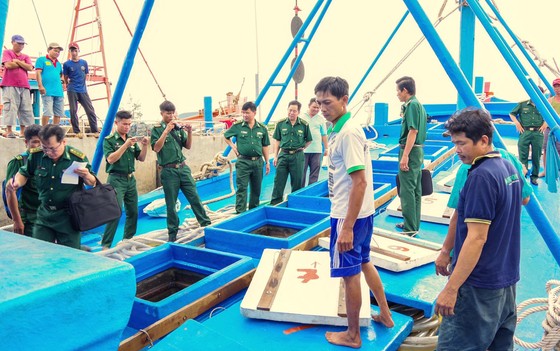 Sóc Trăng bắt tàu vận chuyển 100.000 lít dầu không rõ nguồn gốc ảnh 1