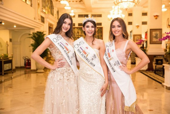Hoa hậu Áo trình diễn trang phục dân tộc tại Việt Nam ảnh 2