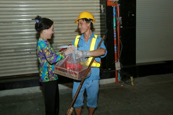 Việt Hương đi xe máy trao quà tết cho người nghèo giữa đêm ảnh 3