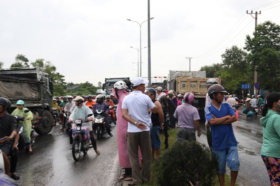 Xe tải lao dải phân cách tông chết người đi chiều ngược lại ảnh 1