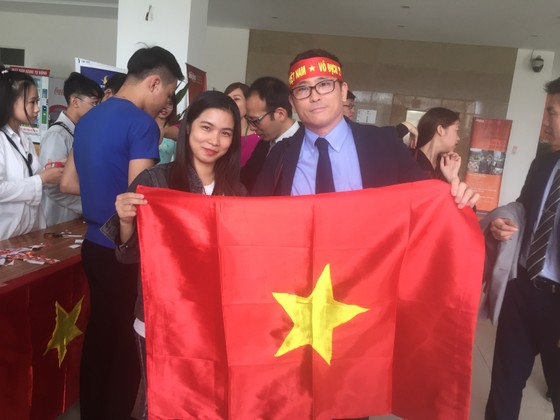 Cổ vũ bóng đá, gây quỹ hỗ trợ vé xe cho sinh viên nghèo về quê ăn tết ảnh 1