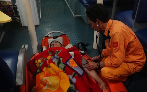 Cứu thuyền viên nước ngoài bị nhồi máu cơ tim ở vùng biển Hoàng Sa ảnh 2