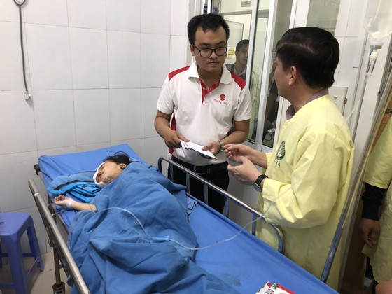 Bộ trưởng Bộ GTVT Nguyễn Văn Thể thăm các nạn nhân tại bệnh viện ảnh 2