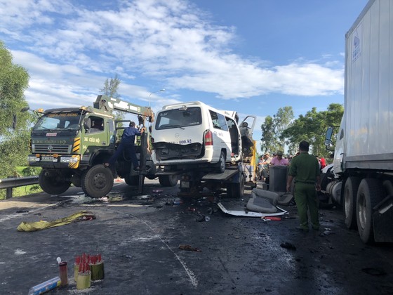 Xe đi rước dâu gặp tai nạn thảm khốc, 13 người chết, 4 người bị thương ảnh 9