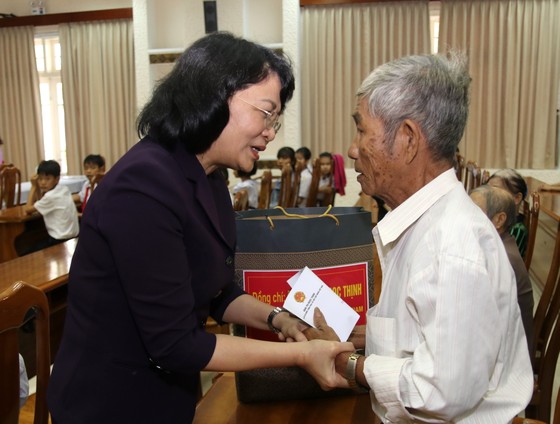 Phó Chủ tịch nước Đặng Thị Ngọc Thịnh tặng quà cho học sinh khó khăn ở Quảng Nam ảnh 2