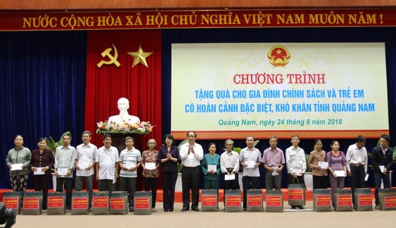 Phó Chủ tịch nước Đặng Thị Ngọc Thịnh tặng quà cho học sinh khó khăn ở Quảng Nam ảnh 4