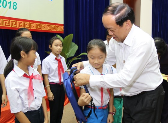 Phó Chủ tịch nước Đặng Thị Ngọc Thịnh tặng quà cho học sinh khó khăn ở Quảng Nam ảnh 3