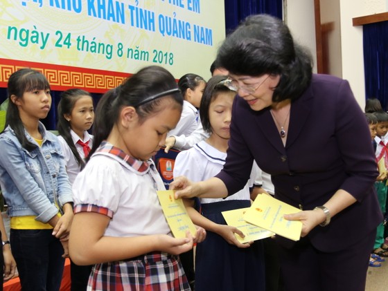 Phó Chủ tịch nước Đặng Thị Ngọc Thịnh tặng quà cho học sinh khó khăn ở Quảng Nam ảnh 1