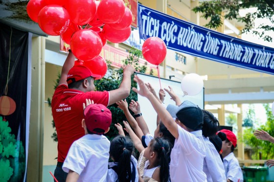 Tặng quà và tổ chức Trung thu cho trẻ em xã miền núi Hòa Phú ảnh 1