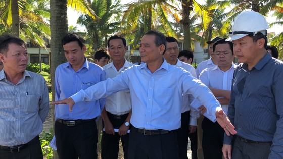 Bí thư Thành ủy Đà Nẵng kiểm tra đột xuất công trình mở lối xuống biển ảnh 2