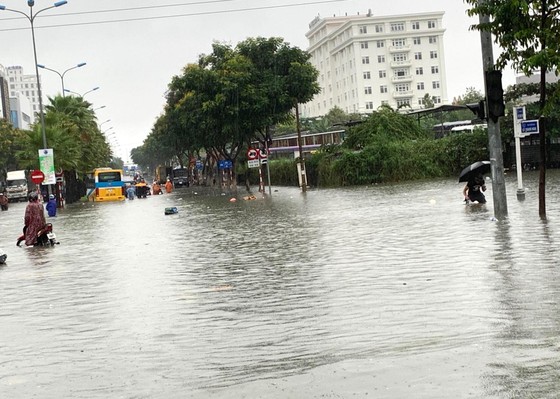 Mưa to trắng đêm, nhiều khu vực TP Đà Nẵng ngập nặng ảnh 15