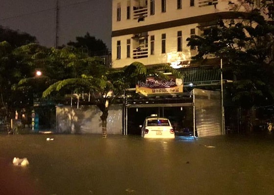 Mưa to trắng đêm, nhiều khu vực TP Đà Nẵng ngập nặng ảnh 2
