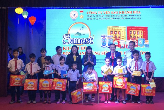 Tặng quà cho mẹ Việt Nam anh hùng và học sinh nghèo vượt khó ảnh 1