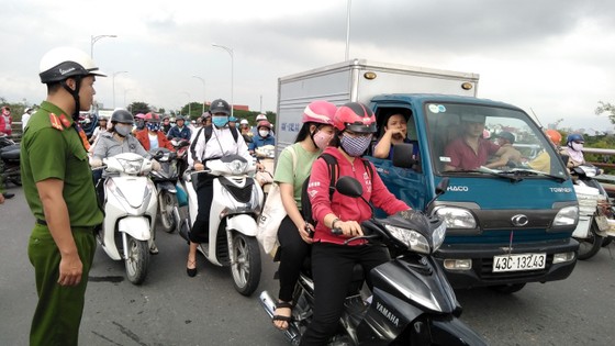 Va quẹt xe máy rồi ngã ra đường, nữ sinh trung học bị xe tải cán tử vong ảnh 1
