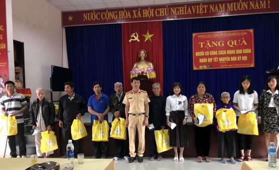 CSGT Công an TP Đà Nẵng tặng 30 suất quà tết cho các gia đình có công cách mạng ảnh 1