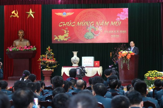 Thủ tướng Nguyễn Xuân Phúc thăm và chúc Tết cán bộ, chiến sĩ Sư đoàn không quân 372 ảnh 2