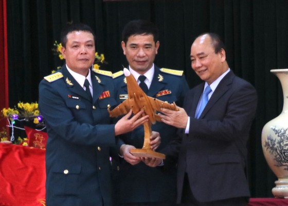 Thủ tướng Nguyễn Xuân Phúc thăm và chúc Tết cán bộ, chiến sĩ Sư đoàn không quân 372 ảnh 5