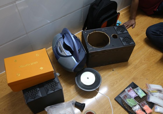 Bắt đối tượng ngụy trang ma túy trong loa thùng ảnh 3