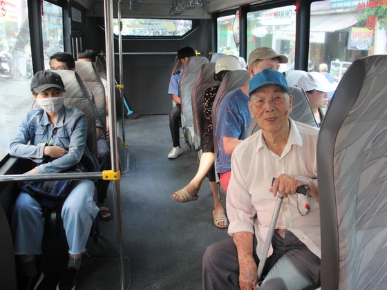 Xe buýt nội thị Đà Nẵng: Nâng cao chất lượng, trợ giá để 'hút' khách tham gia ảnh 1