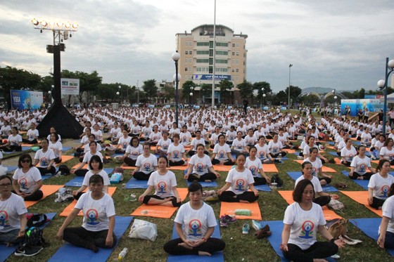 Hơn 1.000 người tham gia đồng diễn Yoga ảnh 1