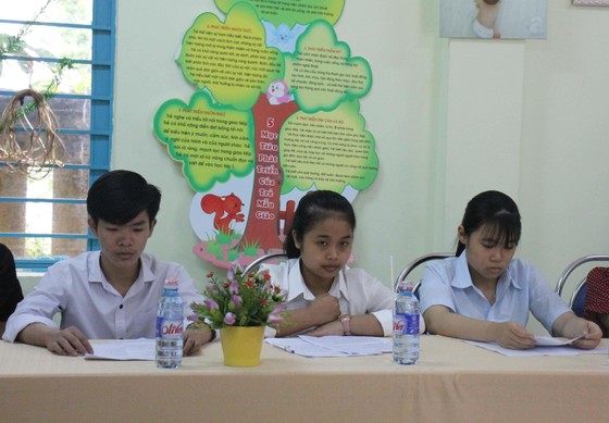 Tặng học bổng gần 2,3 tỷ đồng cho học sinh, sinh viên ảnh 1