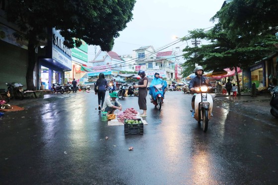 Chợ mọc giữa đường phố ảnh 1