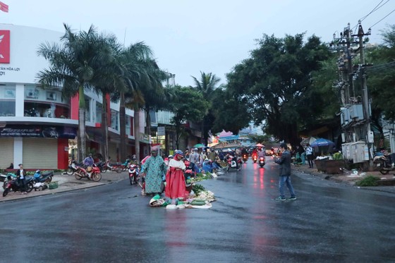 Chợ mọc giữa đường phố ảnh 3
