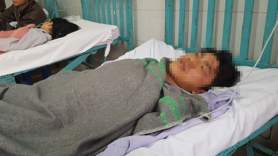 Chờ nạn nhân ra cổng bệnh viện, nhóm côn đồn tiếp tục truy sát ảnh 1