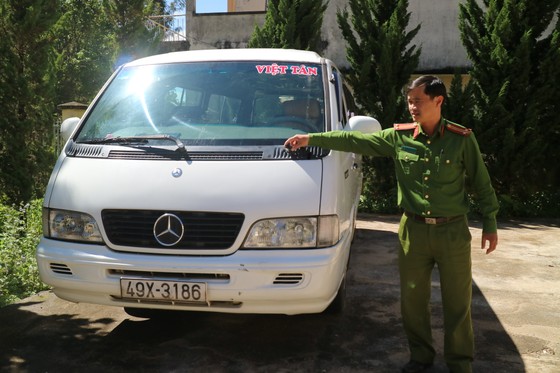Chạy ô tô vào đường cấm, tài xế còn ủi công an giữa phố ảnh 1