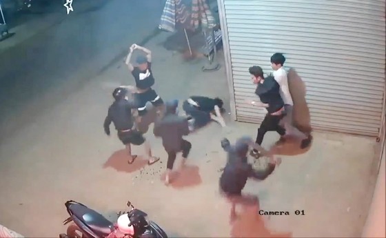 Camera an ninh ghi hình nhóm thanh niên chém 2 người nguy kịch ảnh 1