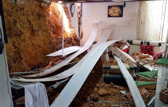 Sạt lở đất ở Đà Lạt gây sập tường nhà, cả gia đình thoát nạn ảnh 2