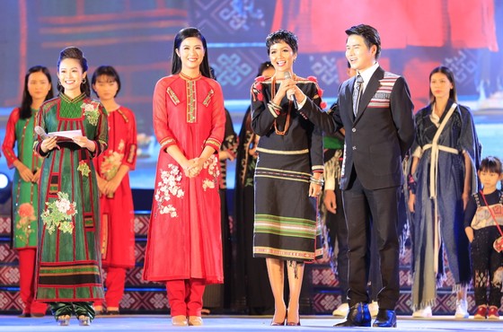 Tôn vinh thổ cẩm trong đêm khai mạc Lễ hội Văn hoá thổ cẩm Việt Nam lần thứ I ảnh 12