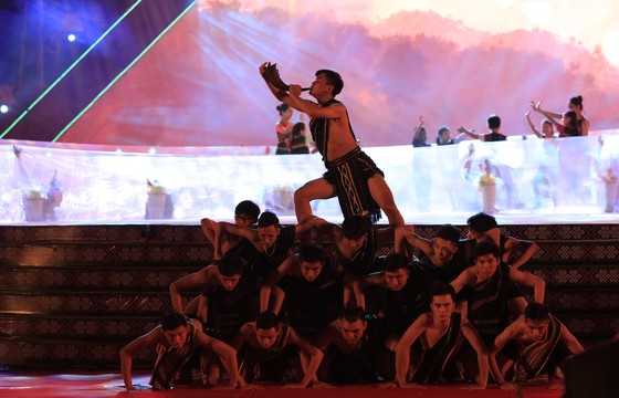 Tôn vinh thổ cẩm trong đêm khai mạc Lễ hội Văn hoá thổ cẩm Việt Nam lần thứ I ảnh 2