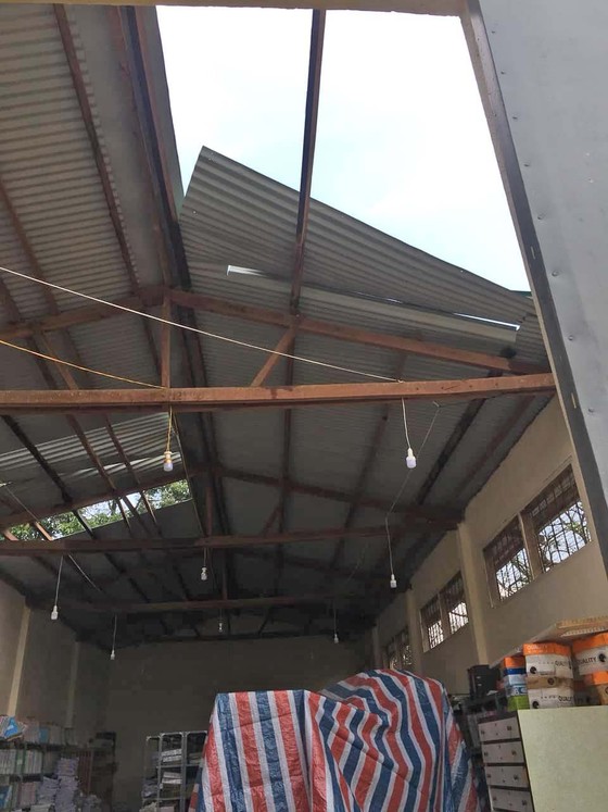 Lốc xoáy tốc mái cơ quan, hàng chục cán bộ khối văn phòng tháo chạy ảnh 2