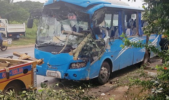 Xe ô tô chở 26 người đi du lịch Đà Lạt lao sang làn đường gây tai nạn ảnh 1