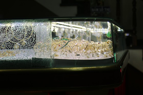 Người dân truy đuổi bắt gọn tên cướp tiệm vàng ở Đà Lạt ảnh 4