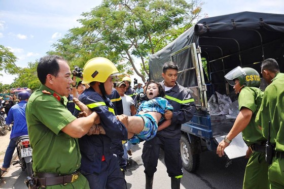 Một cô gái bị ngáo đá đu mình trây, nơi có vực thẳm sâu. Rất may lực lượng công an đã giải cứu thành công ảnh 3