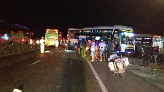 Một vụ tai nạn liên hoàn xe khách xảy ra tại Khánh Hòa khiến ít nhât 2 người chết, 2 người bị thương rất nặng ảnh 1