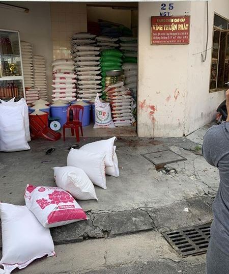 Chủ tiệm gạo nghi bị nhân viên cũ đâm trọng thương ảnh 1