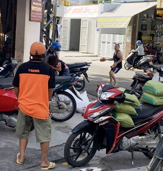 Chủ tiệm gạo nghi bị nhân viên cũ đâm trọng thương ảnh 2