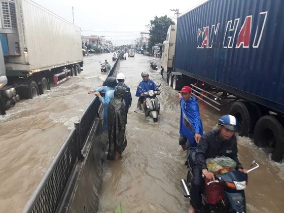 Nhiều nơi ở Khánh Hòa bị ngập sâu, đường huyết mạch tê liệt ảnh 1