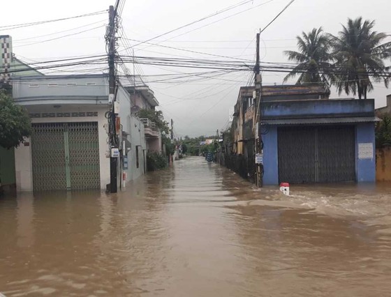 Nhiều nơi ở Khánh Hòa bị ngập sâu, đường huyết mạch tê liệt ảnh 4