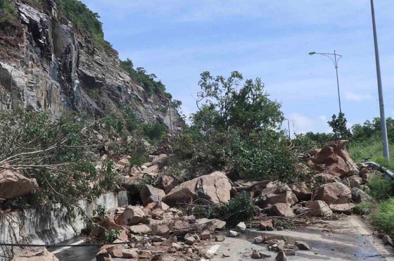 Đại lộ đi sân bay quốc tế Cam Ranh tê liệt ảnh 1