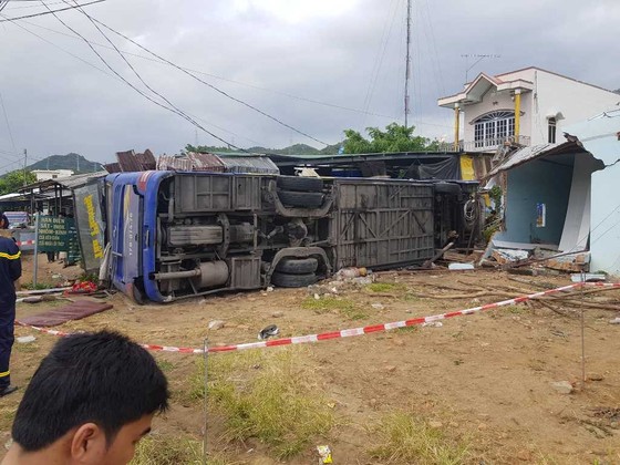 Xe khách đâm vào nhà dân, hàng chục người nhập viện ảnh 1