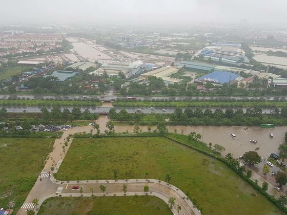 Hà Nội ngập lụt vì mưa, thủy điện Hòa Bình mở liên tiếp thêm 2 cửa xả ảnh 4