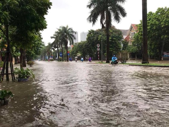 Hà Nội ngập lụt vì mưa, thủy điện Hòa Bình mở liên tiếp thêm 2 cửa xả ảnh 2